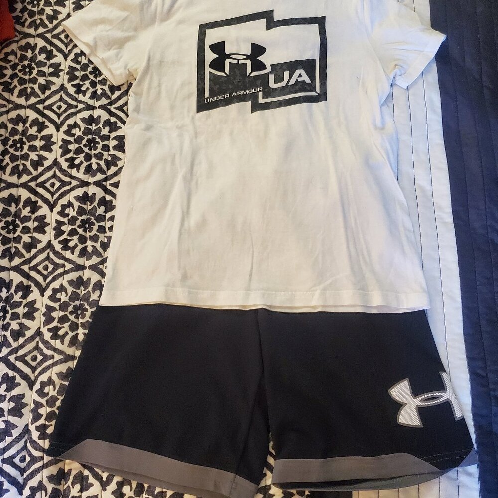 Under Armour Short and T-shirt big boys (size M)